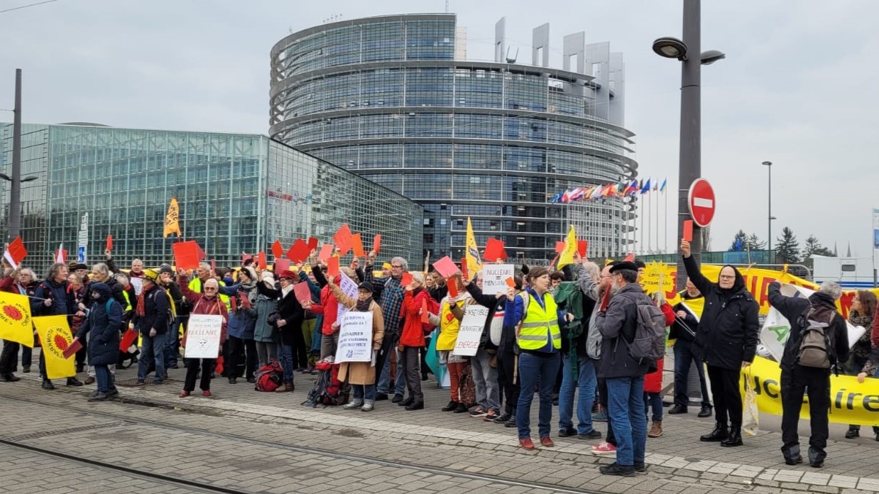 Anti-Atom-Demonstrant_innen und -Banner vor EU-Parlament