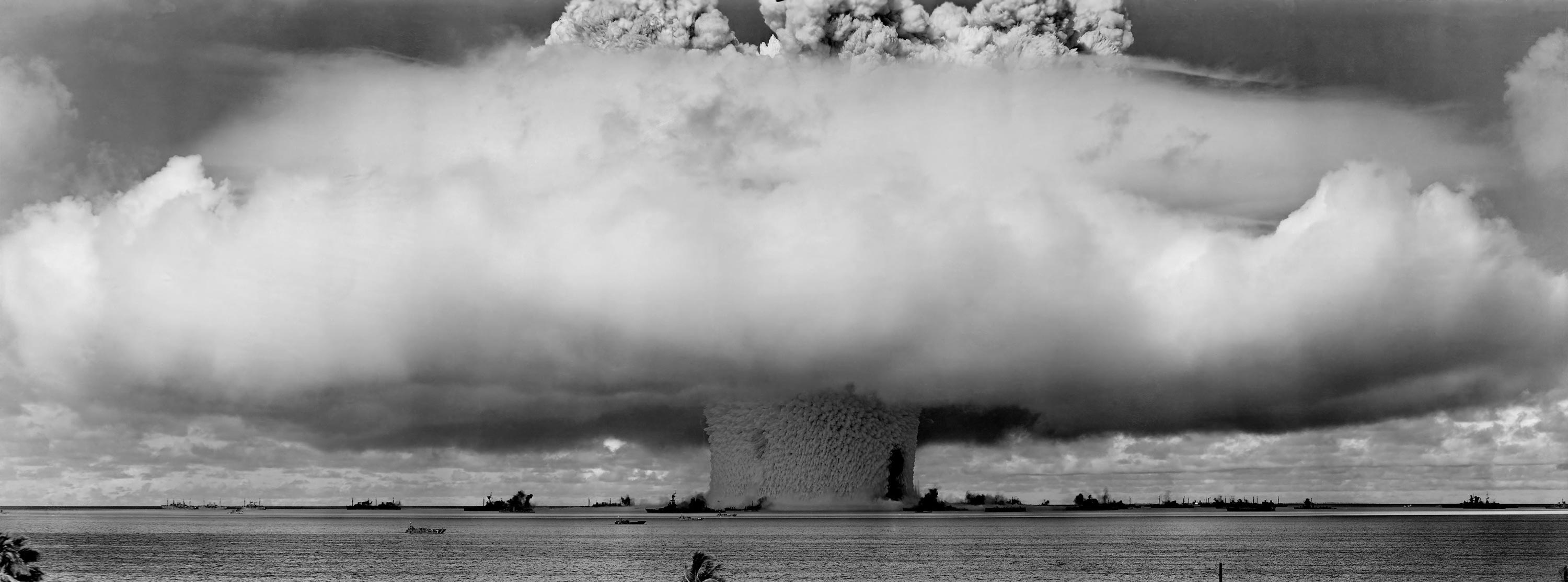Schwarz-Weiß-Foto von Explosion/ Atompilz bei Atombombentest, Foto: WikiImages