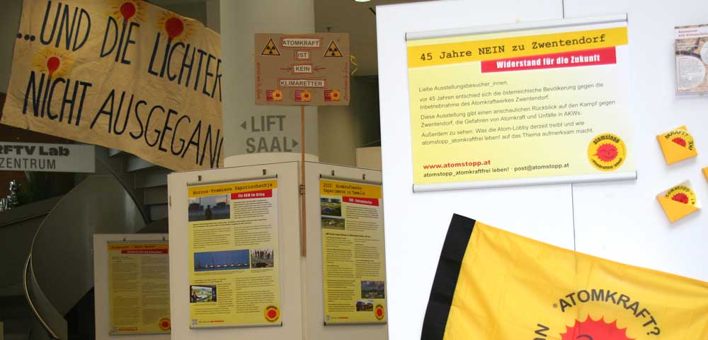 Ausstellung: Poster mit Text und Bildern, Demoschilder und mehr